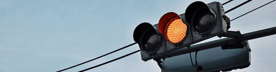 Saltarse un semáforo rojo tiene multa