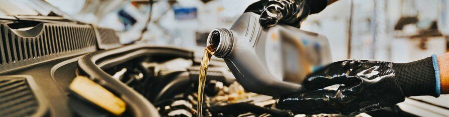 Cuántos litros de aceite lleva un coche