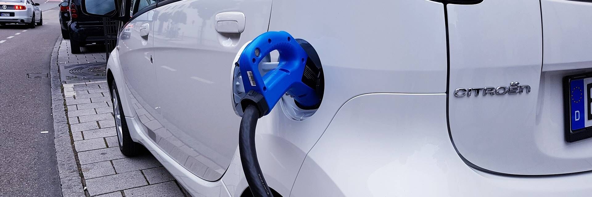 ¿Cómo funciona la carga inalámbrica de los coches eléctricos?