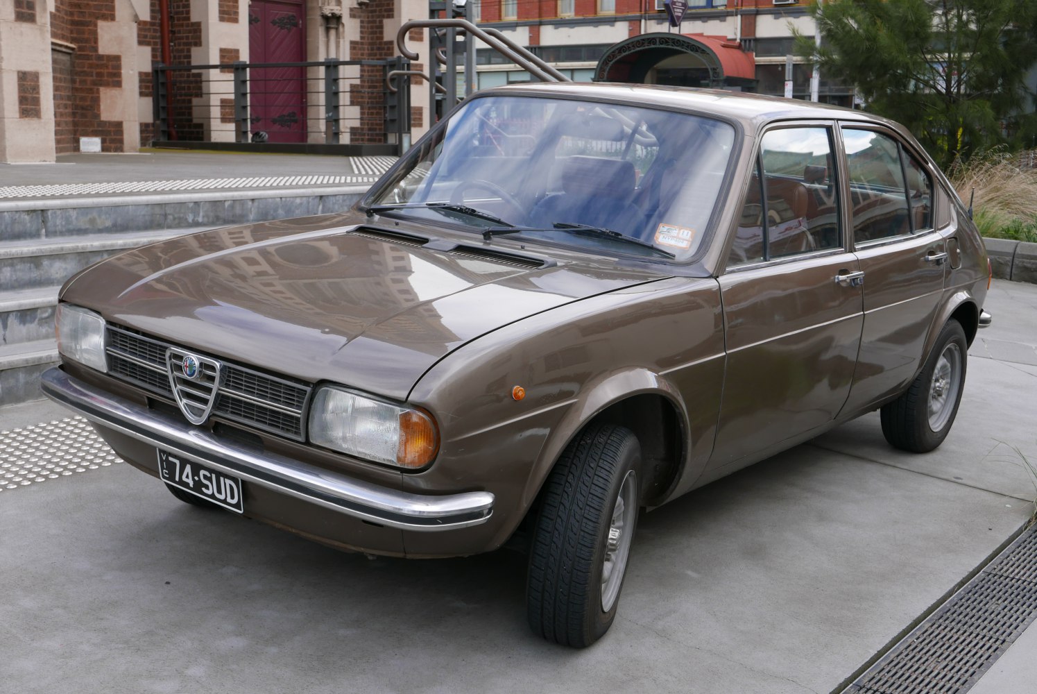 https://totalrenting.es/wp-content/uploads/2022/10/alfa-romeo-alfasud-901-1972-1-2-63-cv-hatchback.png