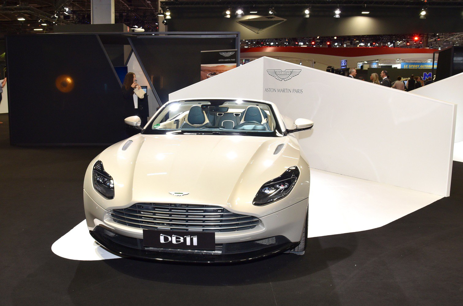 https://totalrenting.es/wp-content/uploads/2022/10/aston-martin-db11-volante-2019-4-0-v8-510-cv-automatic-cabriolet-4.png