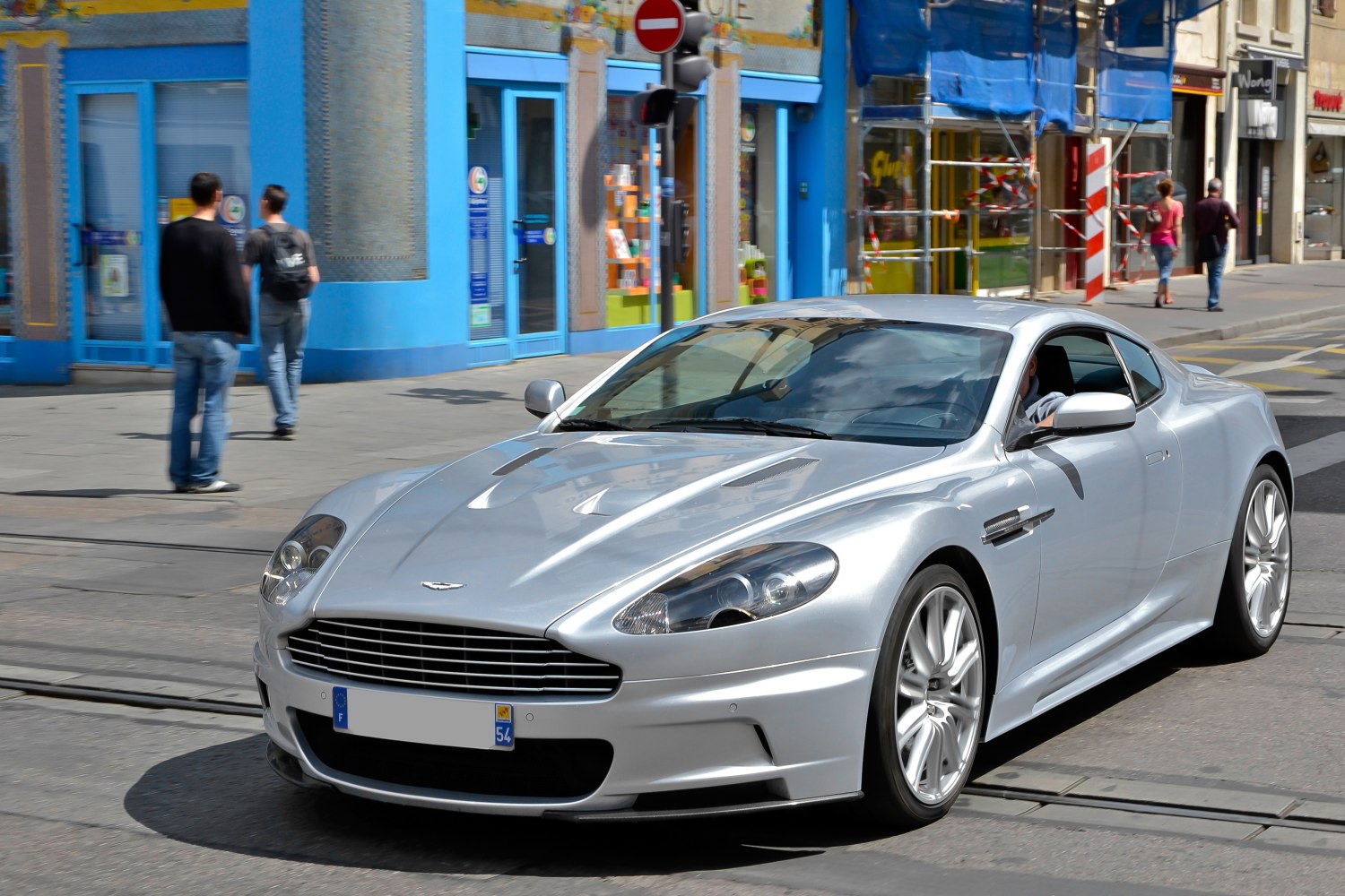 https://totalrenting.es/wp-content/uploads/2022/10/aston-martin-dbs-v12-2008-5-9-v12-517-cv-coupe-4.png