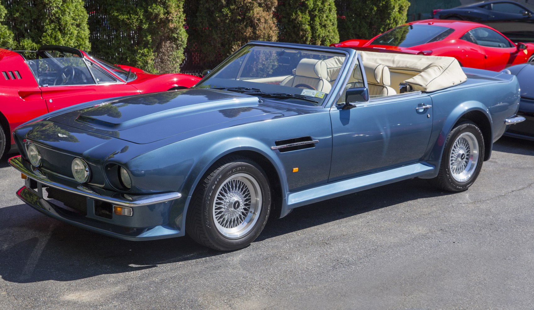 https://totalrenting.es/wp-content/uploads/2022/10/aston-martin-v8-volante-1977-5-3-340-cv-cabriolet.png