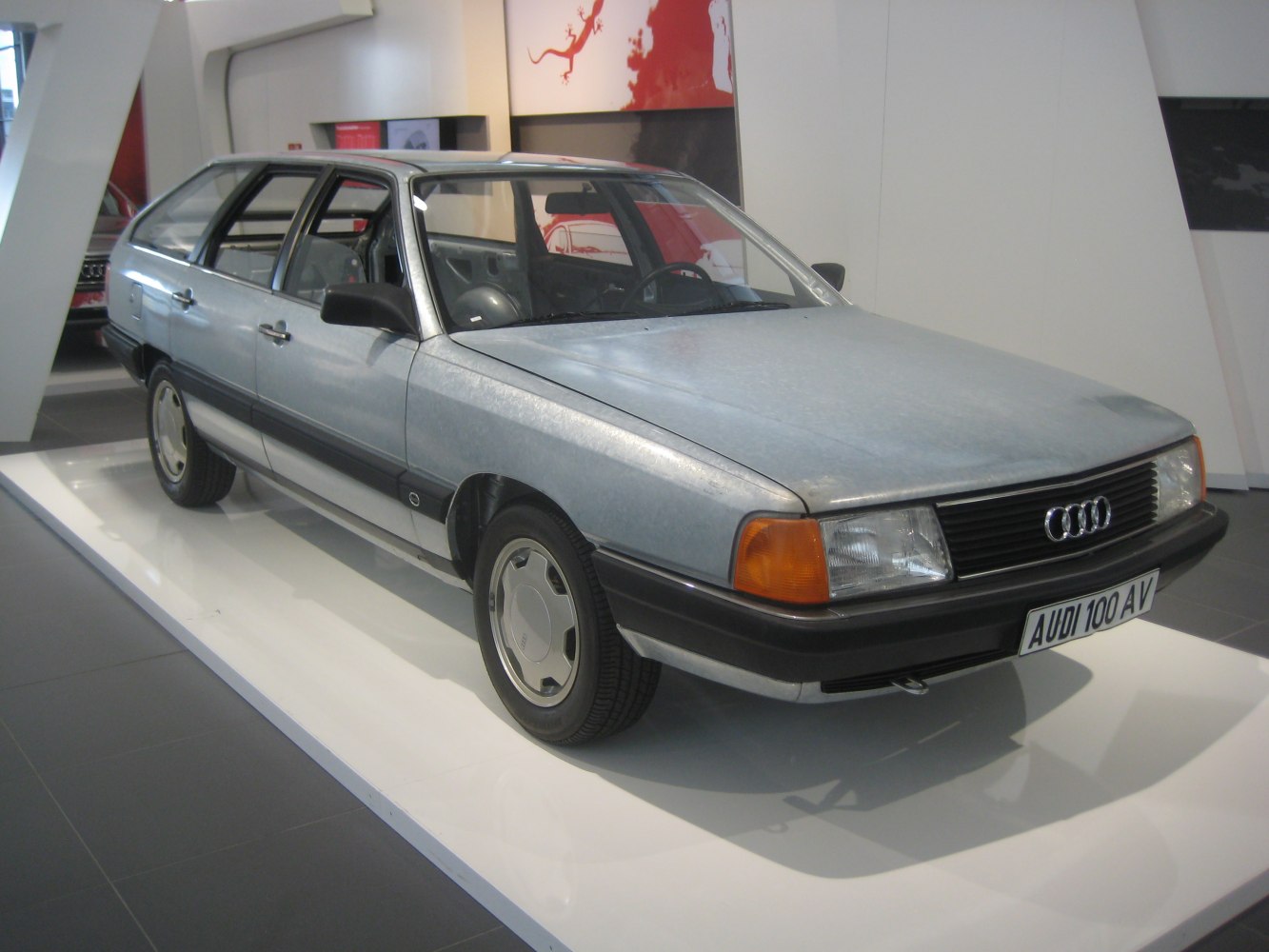 https://totalrenting.es/wp-content/uploads/2022/10/audi-100-avant-c3-typ-44-44q-1982-1-8-75-cv-ranchera.png