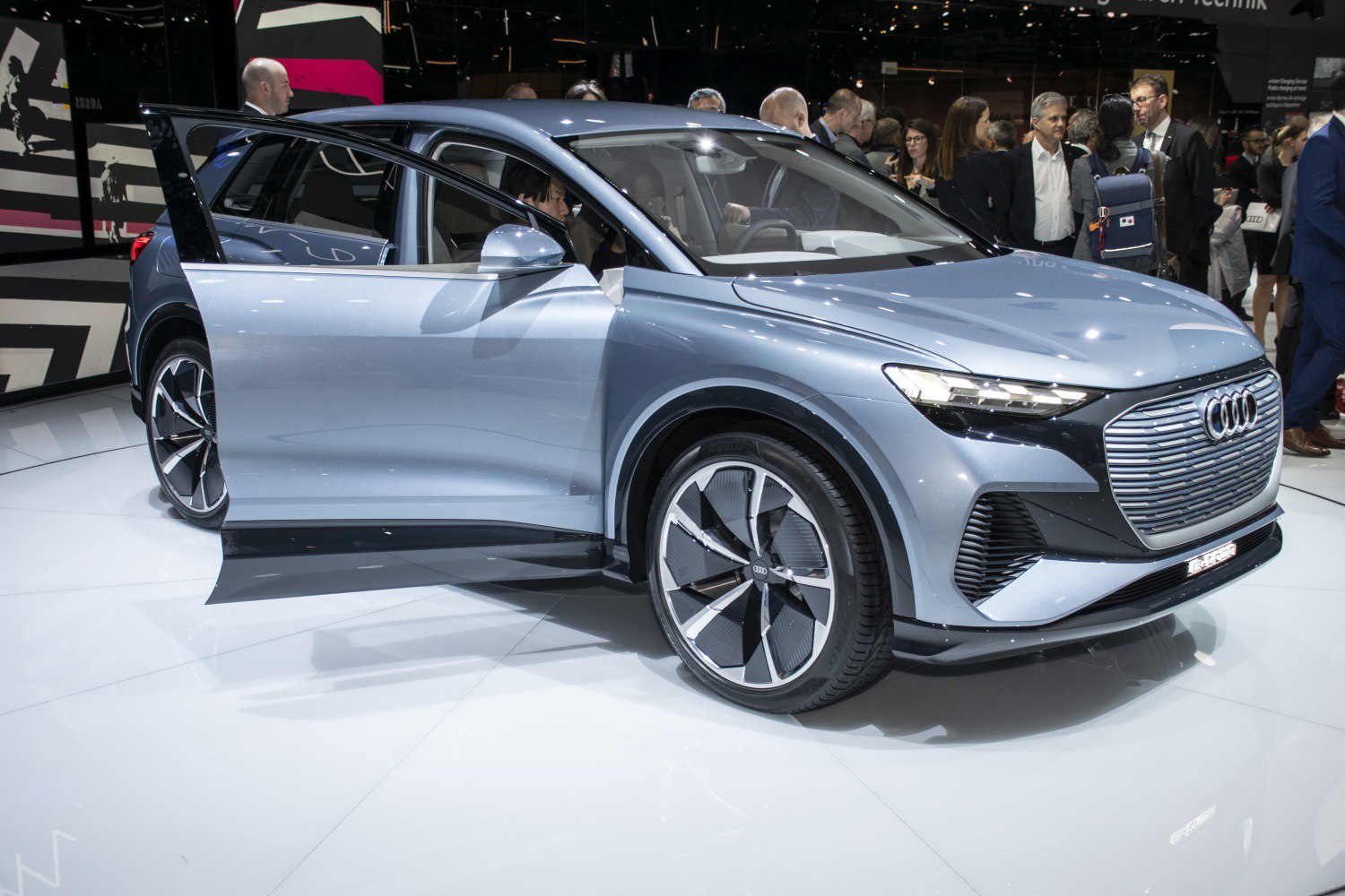 https://totalrenting.es/wp-content/uploads/2022/10/audi-q4-e-tron-concept-2020-82-kwh-306-cv-quattro-suv-2.png