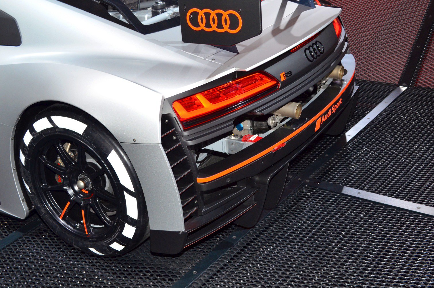 https://totalrenting.es/wp-content/uploads/2022/10/audi-r8-ii-lms-facelift-2019-2019-gt3-5-2-v10-585-cv-coupe-5.png