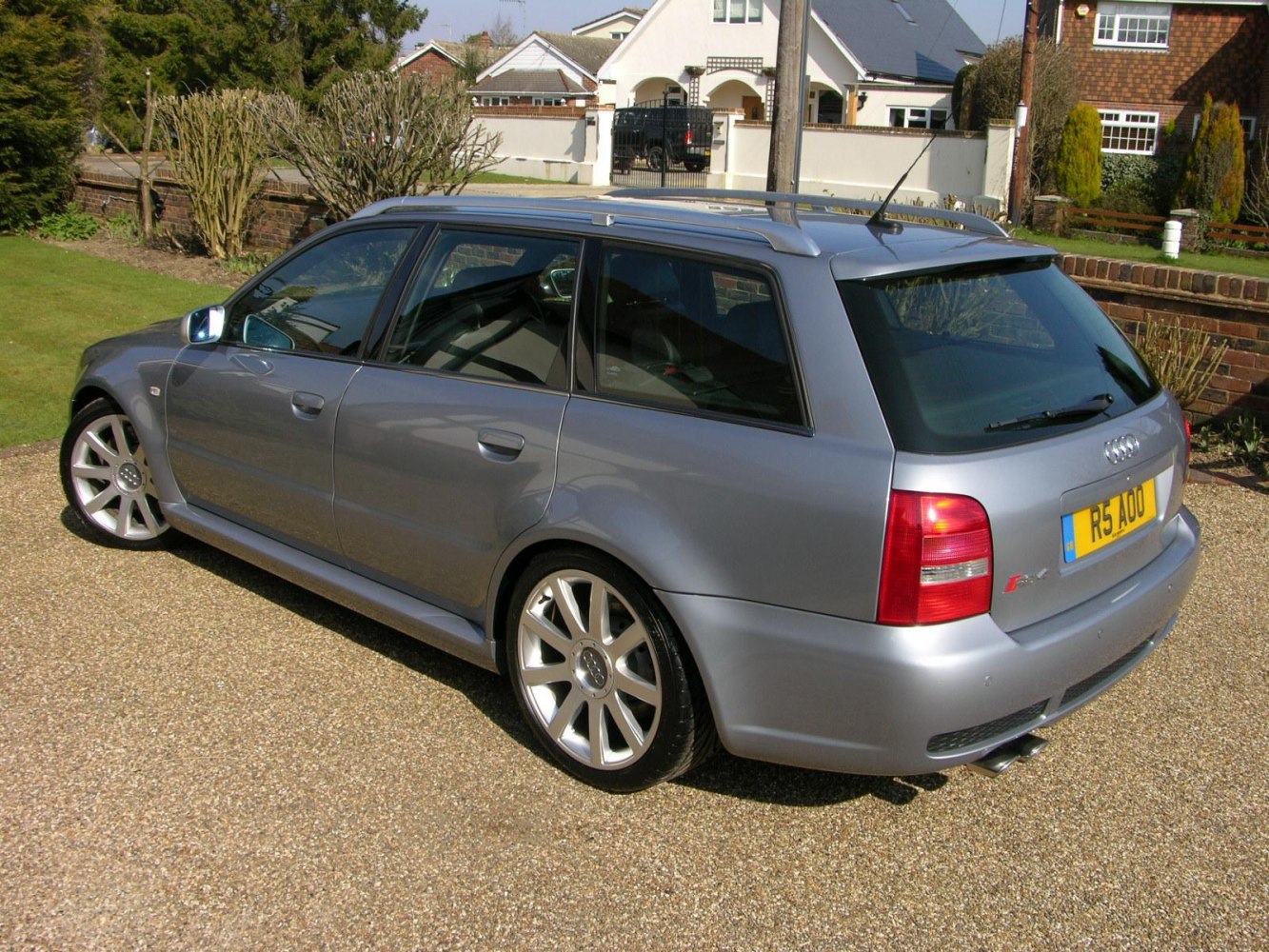 https://totalrenting.es/wp-content/uploads/2022/10/audi-rs-4-avant-8d-b5-2000-2-7-t-v6-380-cv-quattro-ranchera-7.png