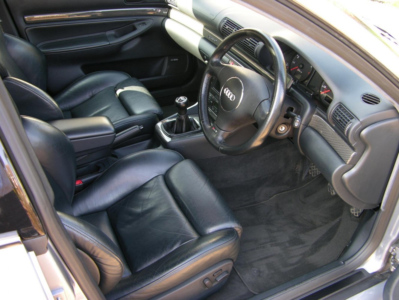 https://totalrenting.es/wp-content/uploads/2022/10/audi-rs-4-avant-8d-b5-2000-2-7-t-v6-380-cv-quattro-ranchera-8.png