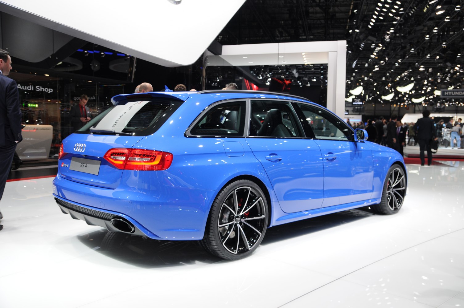 https://totalrenting.es/wp-content/uploads/2022/10/audi-rs-4-avant-b8-facelift-2011-2012-4-2-fsi-v8-450-cv-quattro-s-tronic-ranchera-1.png