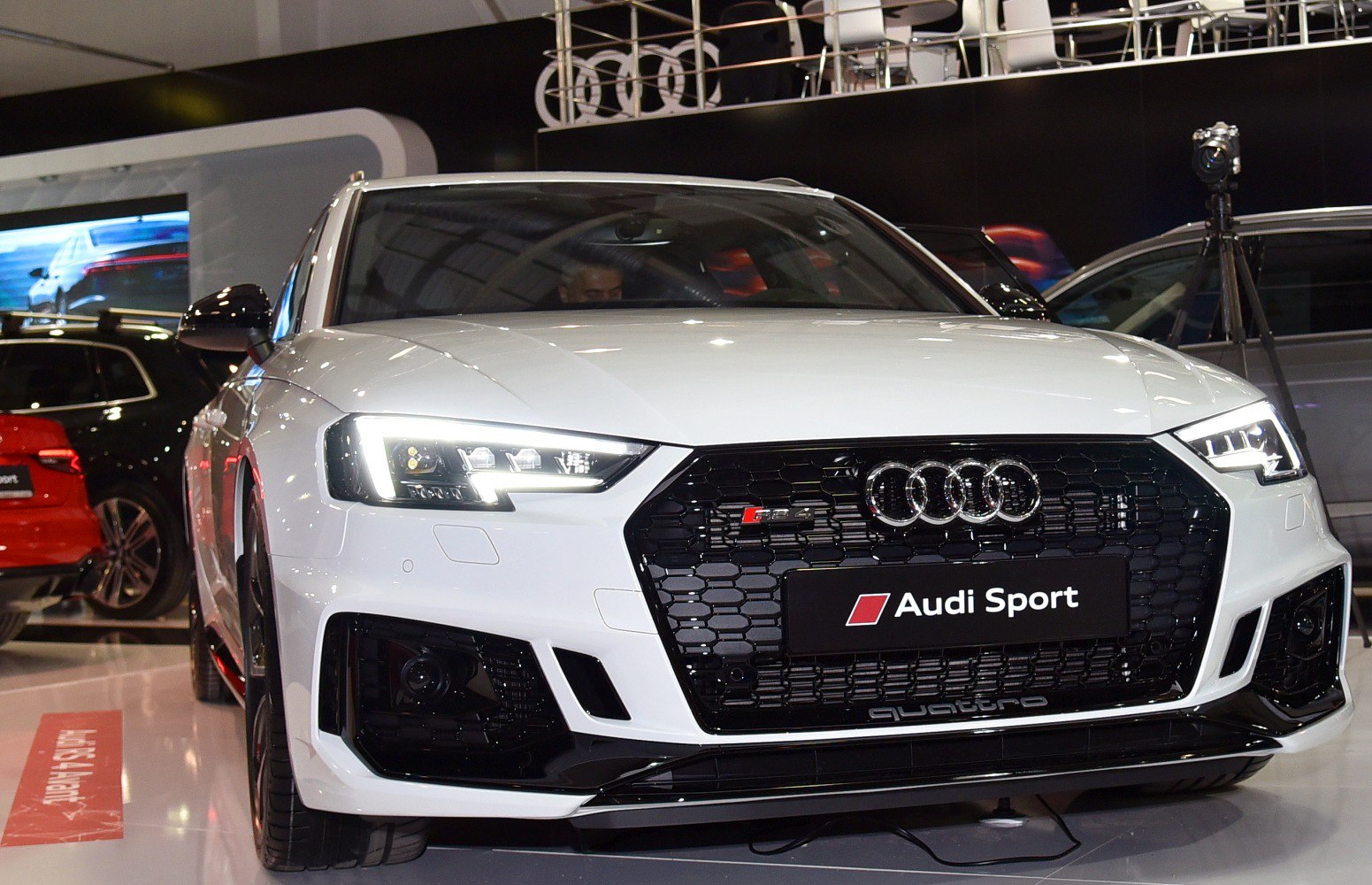 https://totalrenting.es/wp-content/uploads/2022/10/audi-rs-4-avant-b9-2018-2-9-tfsi-450-cv-quattro-tiptronic-ranchera-11.png