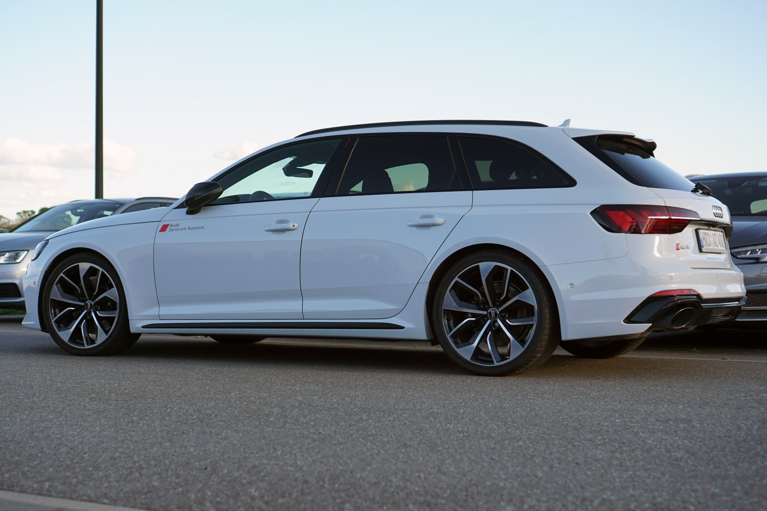 https://totalrenting.es/wp-content/uploads/2022/10/audi-rs-4-avant-b9-facelift-2019-2020-2-9-tfsi-v6-450-cv-quattro-tiptronic-ranchera-1.png