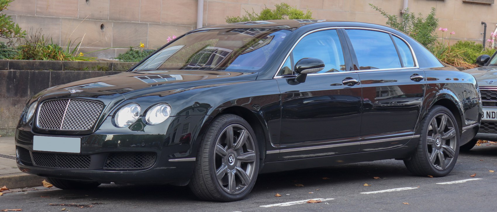https://totalrenting.es/wp-content/uploads/2022/10/bentley-continental-flying-spur-2005-6-0-i-w12-48v-560-cv-berlina.png