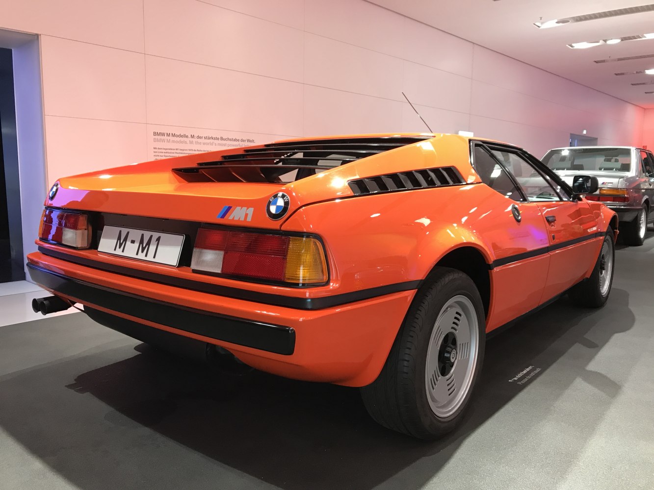 https://totalrenting.es/wp-content/uploads/2022/10/bmw-m1-e26-1978-3-5-277-cv-coupe-10.png