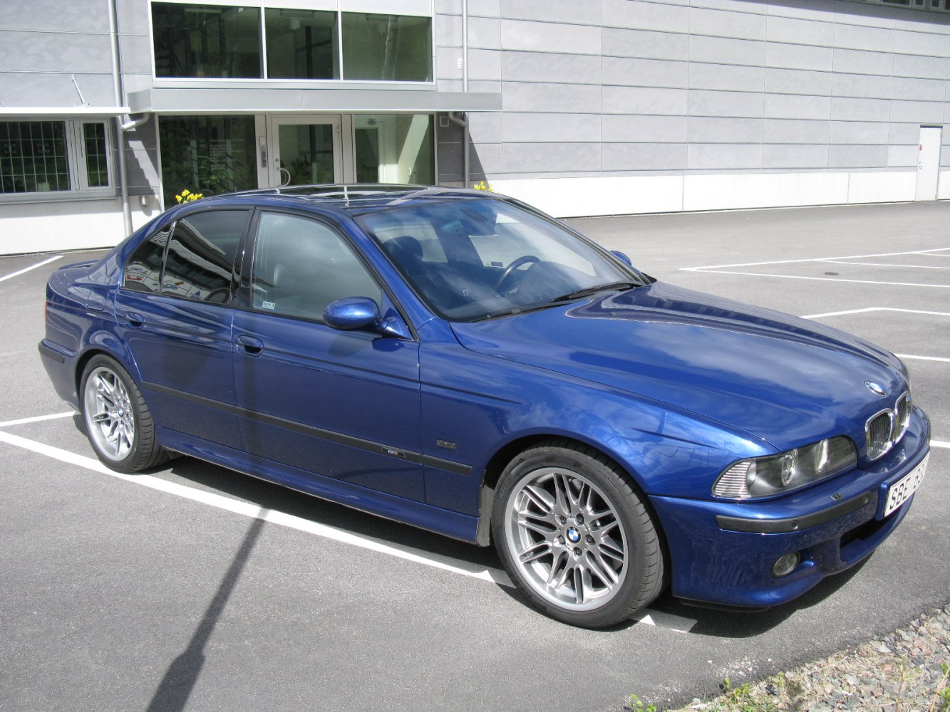 https://totalrenting.es/wp-content/uploads/2022/10/bmw-m5-e39-lci-facelift-2000-2001-4-9-v8-400-cv-berlina-5.png