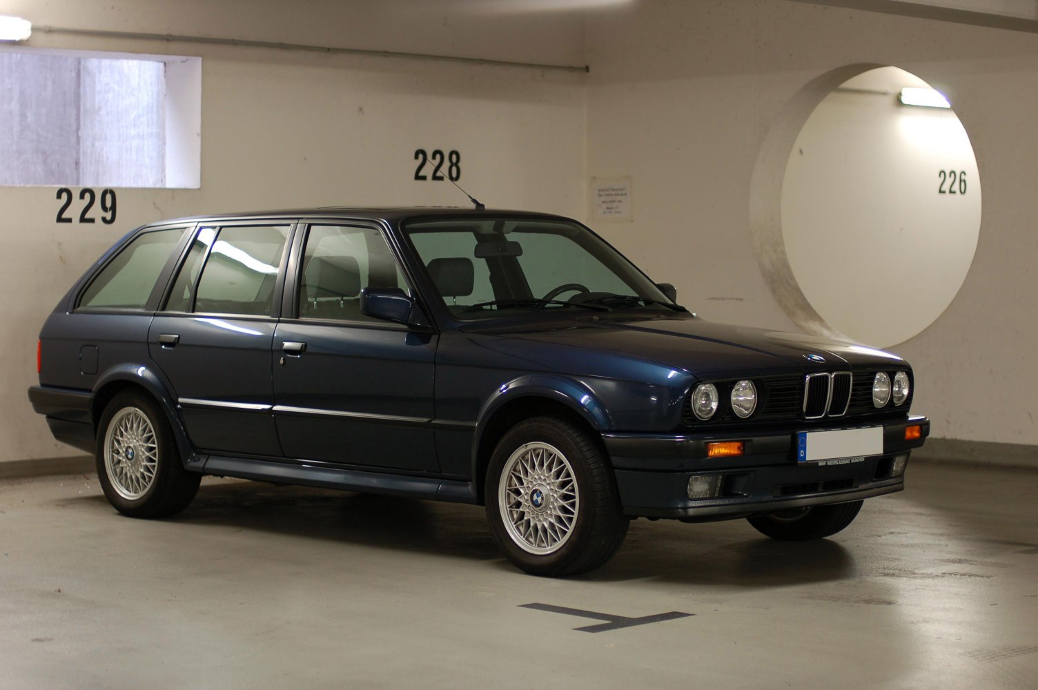 https://totalrenting.es/wp-content/uploads/2022/10/bmw-serie-3-touring-e30-1988-316i-99-cv-ranchera.png