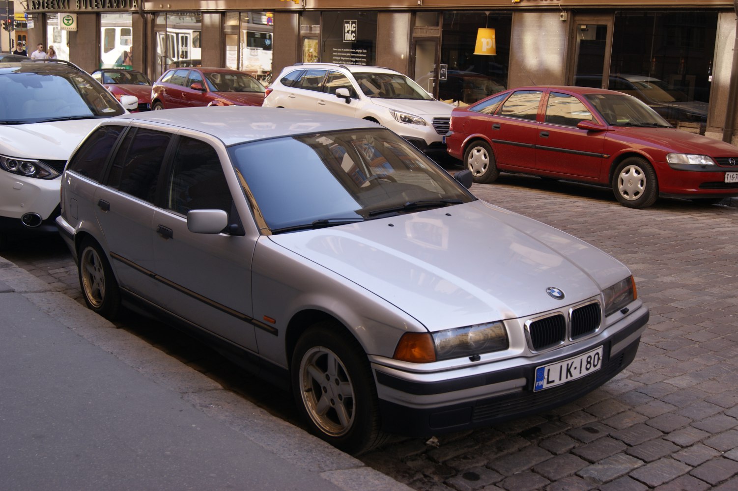 https://totalrenting.es/wp-content/uploads/2022/10/bmw-serie-3-touring-e36-1994-316i-102-cv-ranchera.png