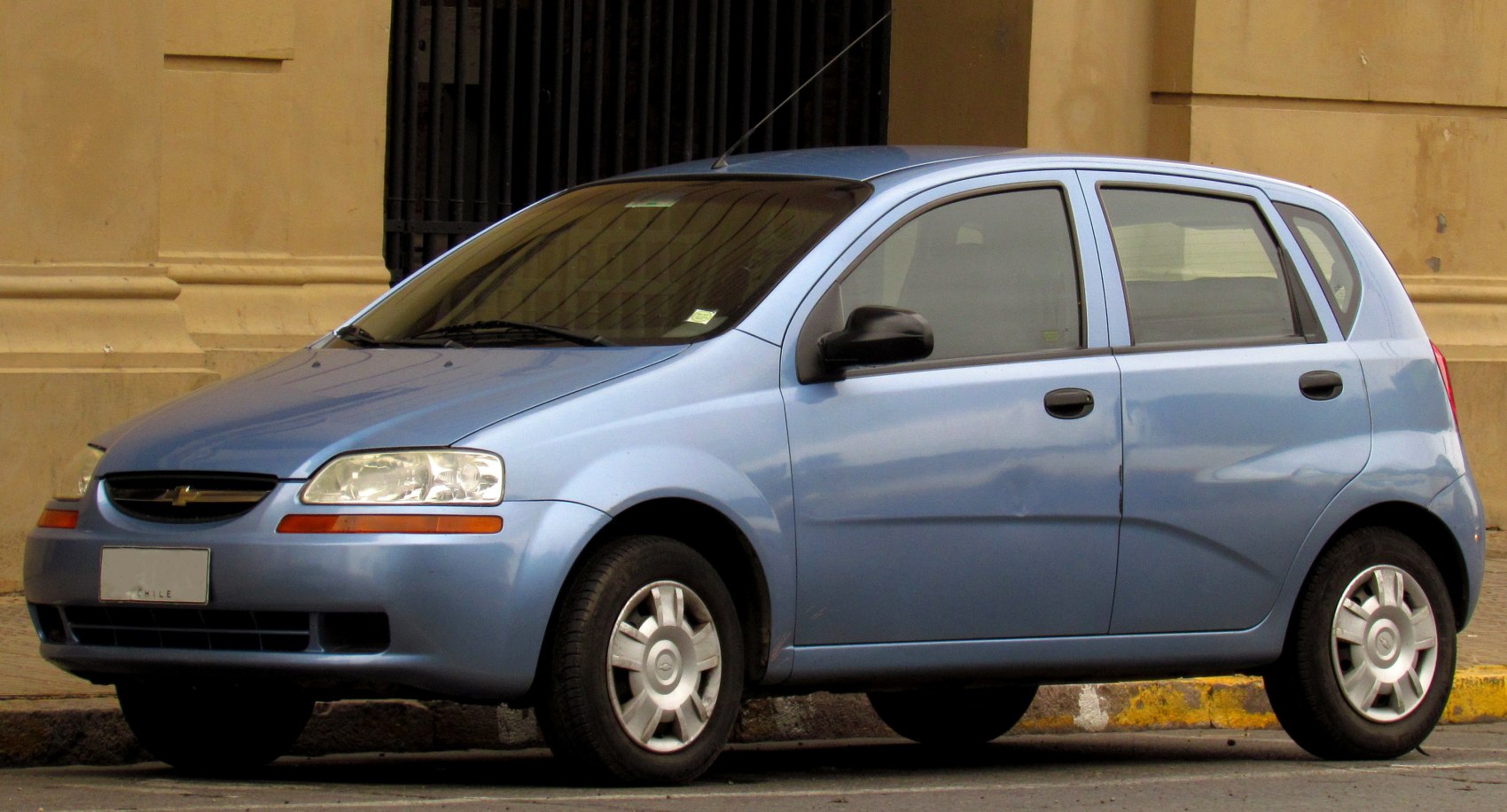 https://totalrenting.es/wp-content/uploads/2022/10/chevrolet-aveo-hatchback-2004-1-2-16v-84-cv-hatchback.png