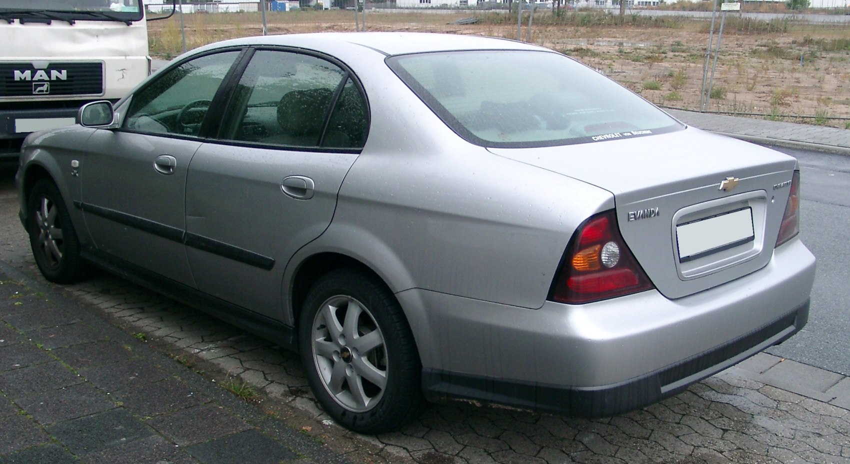 https://totalrenting.es/wp-content/uploads/2022/10/chevrolet-evanda-2004-2-0-i-16v-131-cv-berlina-3.png