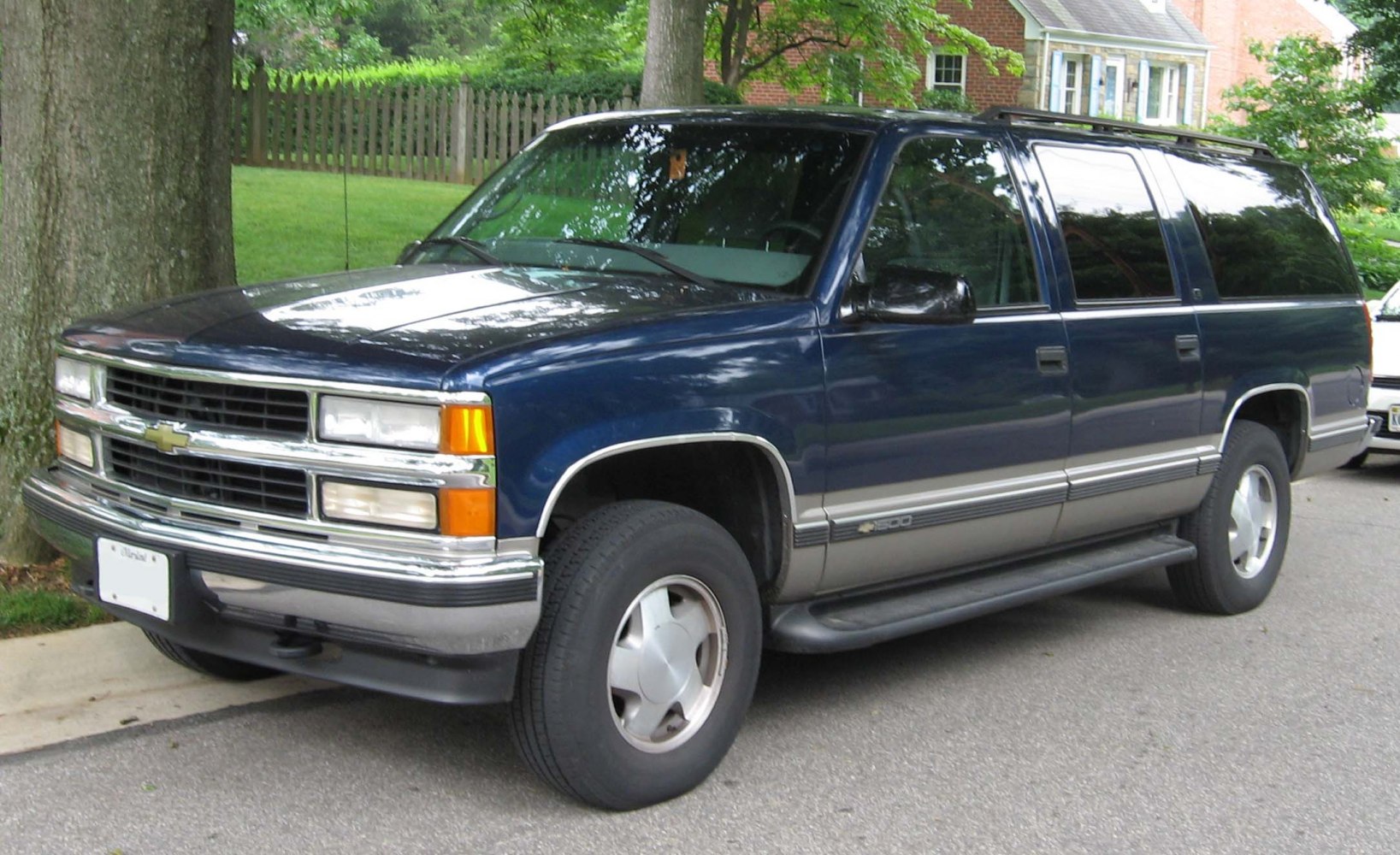 https://totalrenting.es/wp-content/uploads/2022/10/chevrolet-suburban-gmt400-1992-5-7-i-v8-200-cv-todoterreno.png