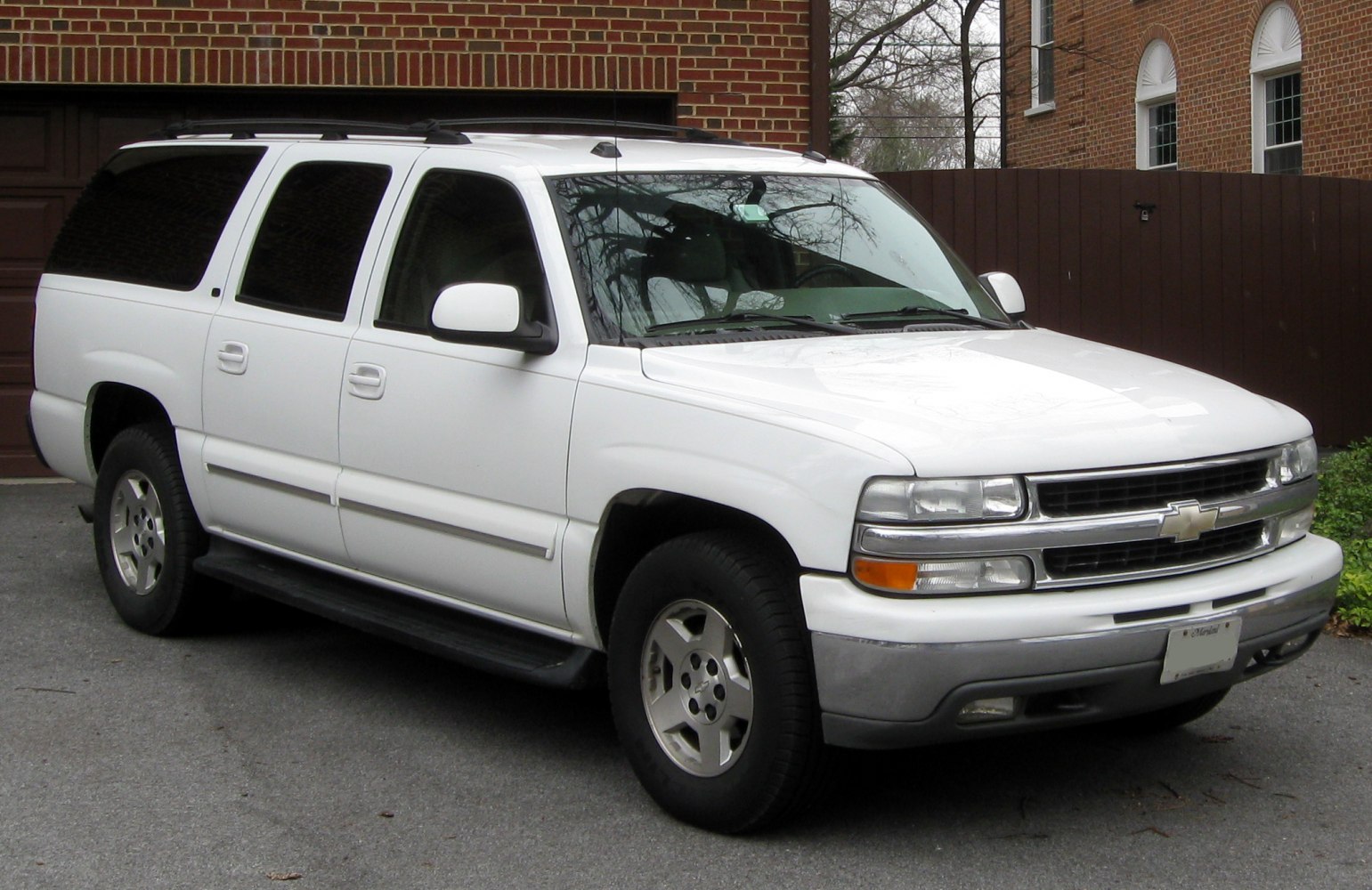 https://totalrenting.es/wp-content/uploads/2022/10/chevrolet-suburban-gmt800-2000-5-3-i-v8-300-cv-todoterreno.png