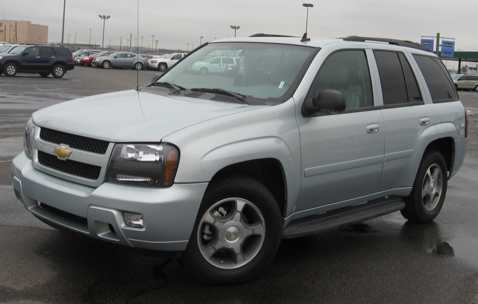 https://totalrenting.es/wp-content/uploads/2022/10/chevrolet-trailblazer-i-2002-4-2-i-24v-295-cv-todoterreno.png