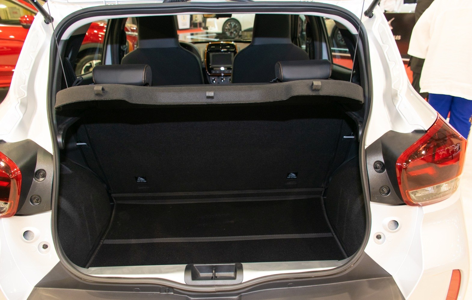 https://totalrenting.es/wp-content/uploads/2022/10/dacia-spring-2021-27-4-kwh-45-cv-electric-crossover-17.png