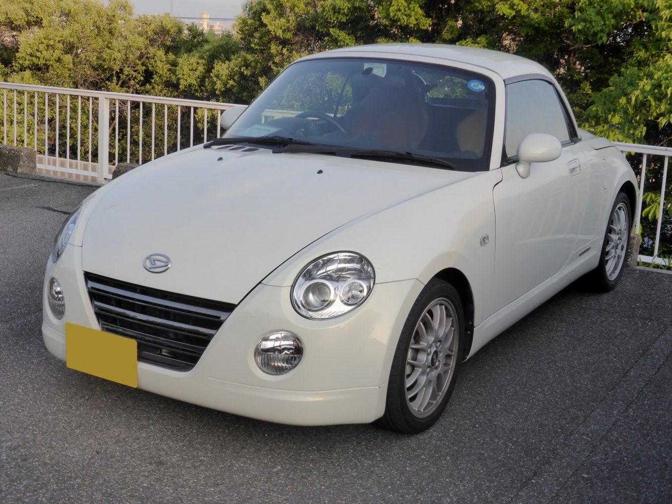 https://totalrenting.es/wp-content/uploads/2022/10/daihatsu-copen-l8-2003-0-7-i-16v-turbo-64-cv-coupe-cabriolet-2.png