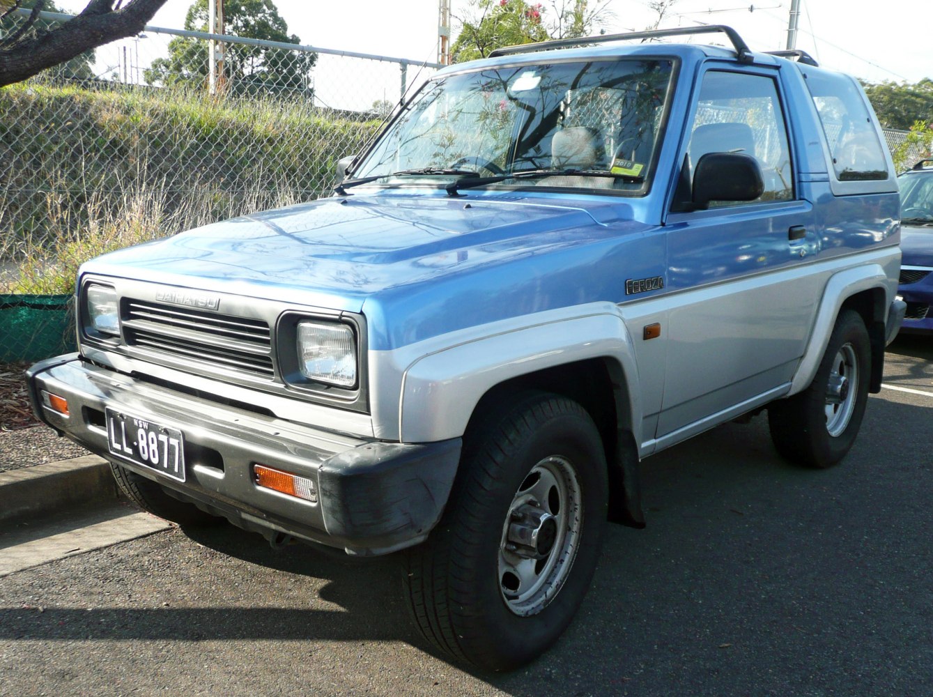 https://totalrenting.es/wp-content/uploads/2022/10/daihatsu-feroza-hard-top-f300-1989-1-6-i-16v-95-cv-todoterreno-2.png