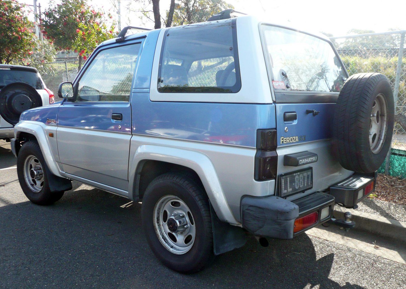 https://totalrenting.es/wp-content/uploads/2022/10/daihatsu-feroza-hard-top-f300-1989-1-6-i-16v-95-cv-todoterreno-3.png