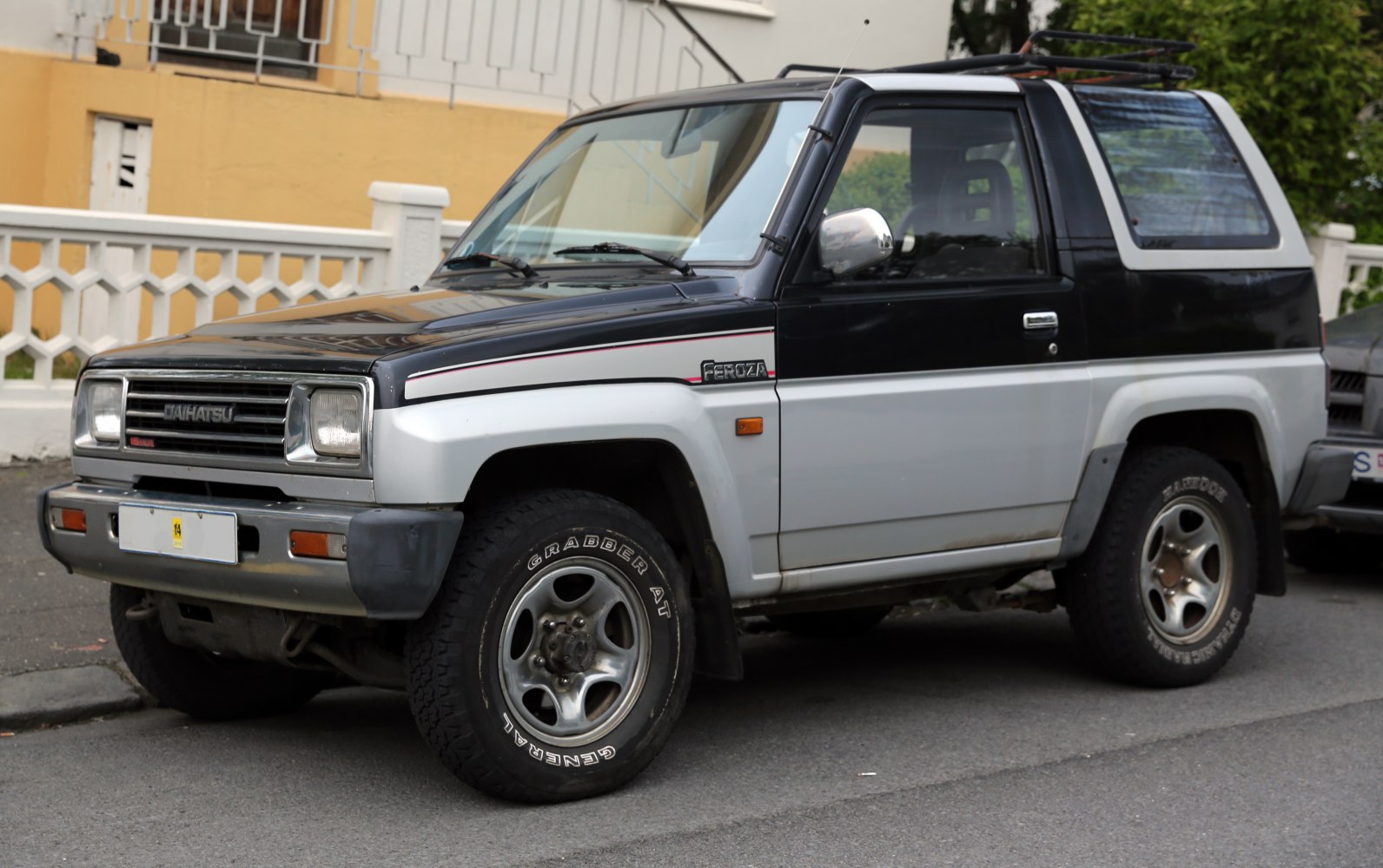 https://totalrenting.es/wp-content/uploads/2022/10/daihatsu-feroza-hard-top-f300-1989-1-6-i-16v-95-cv-todoterreno-4.png