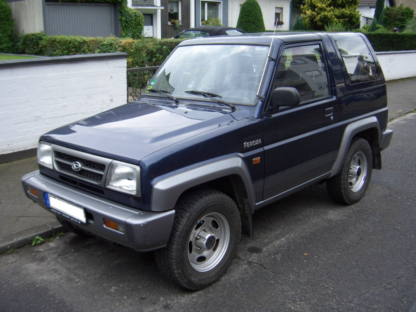 https://totalrenting.es/wp-content/uploads/2022/10/daihatsu-feroza-hard-top-f300-1989-1-6-i-16v-95-cv-todoterreno.png