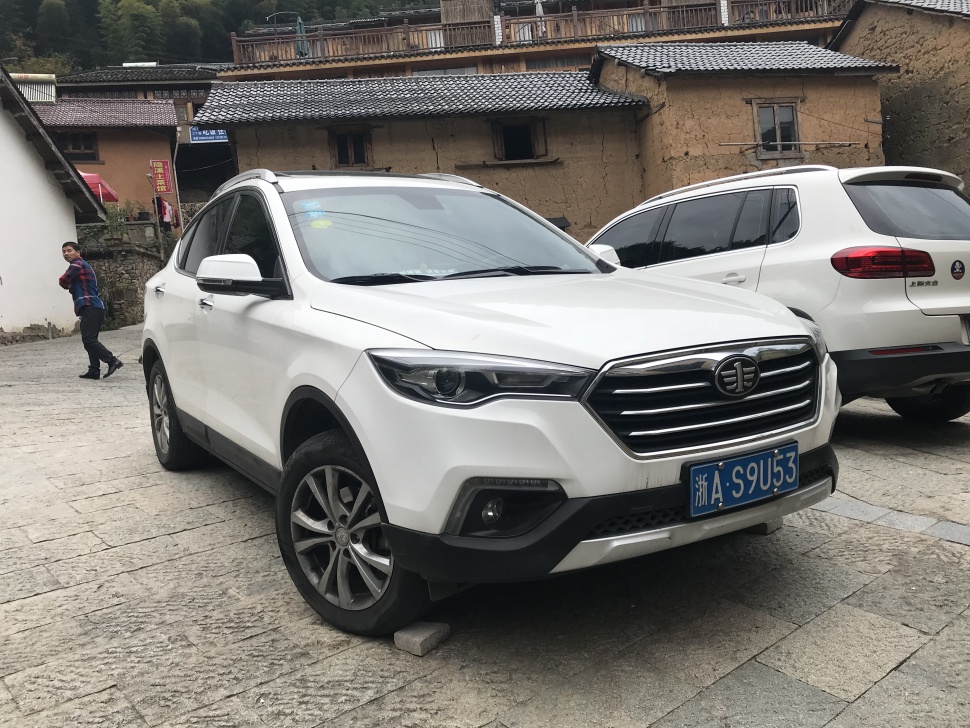 https://totalrenting.es/wp-content/uploads/2022/10/faw-besturn-x80-i-facelift-2017-2017-1-8-turbo-186-cv-automatic-suv.png