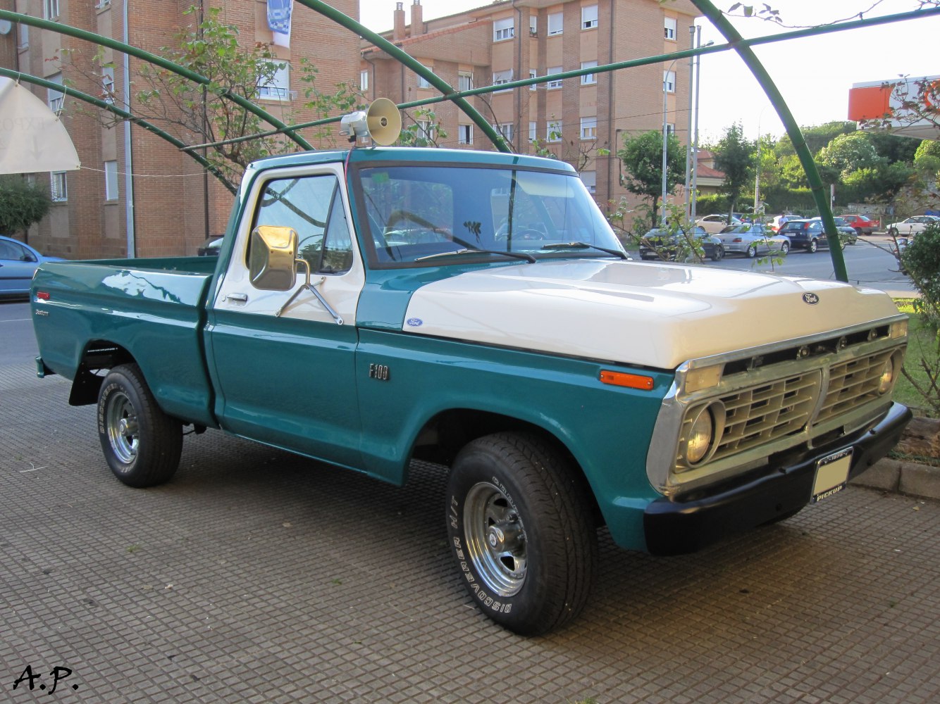 https://totalrenting.es/wp-content/uploads/2022/10/ford-f-series-f-100-vi-regular-cab-1973-6-6-400-v8-169-cv-pick-up.png