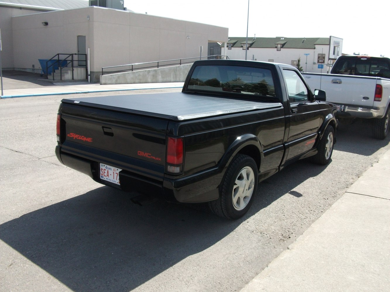 https://totalrenting.es/wp-content/uploads/2022/10/gmc-syclone-1991-4-3-i-v6-4wd-280-cv-pick-up-2.png
