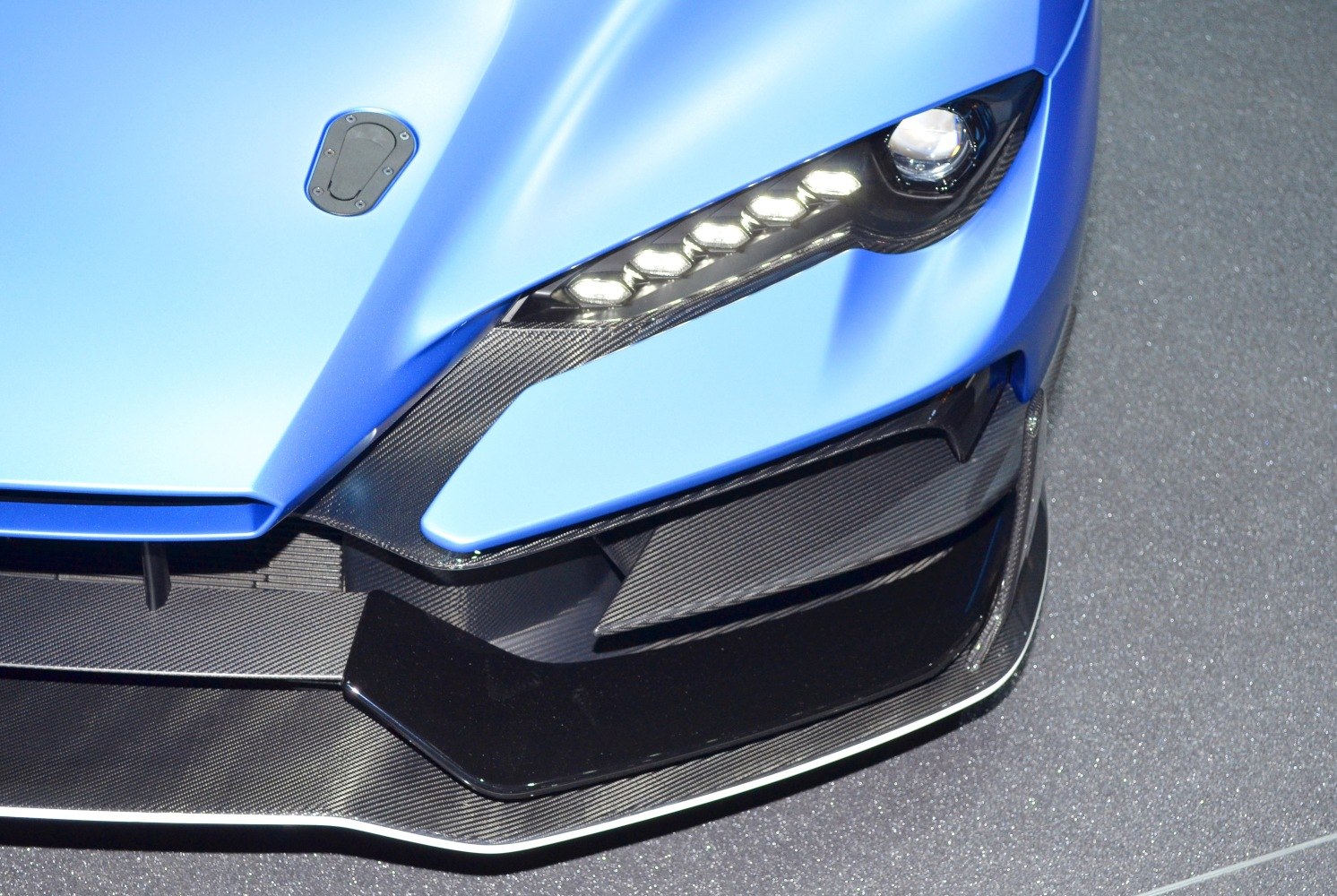https://totalrenting.es/wp-content/uploads/2022/10/italdesign-zerouno-2018-5-2-v10-610-cv-4wd-automatic-coupe-19.png