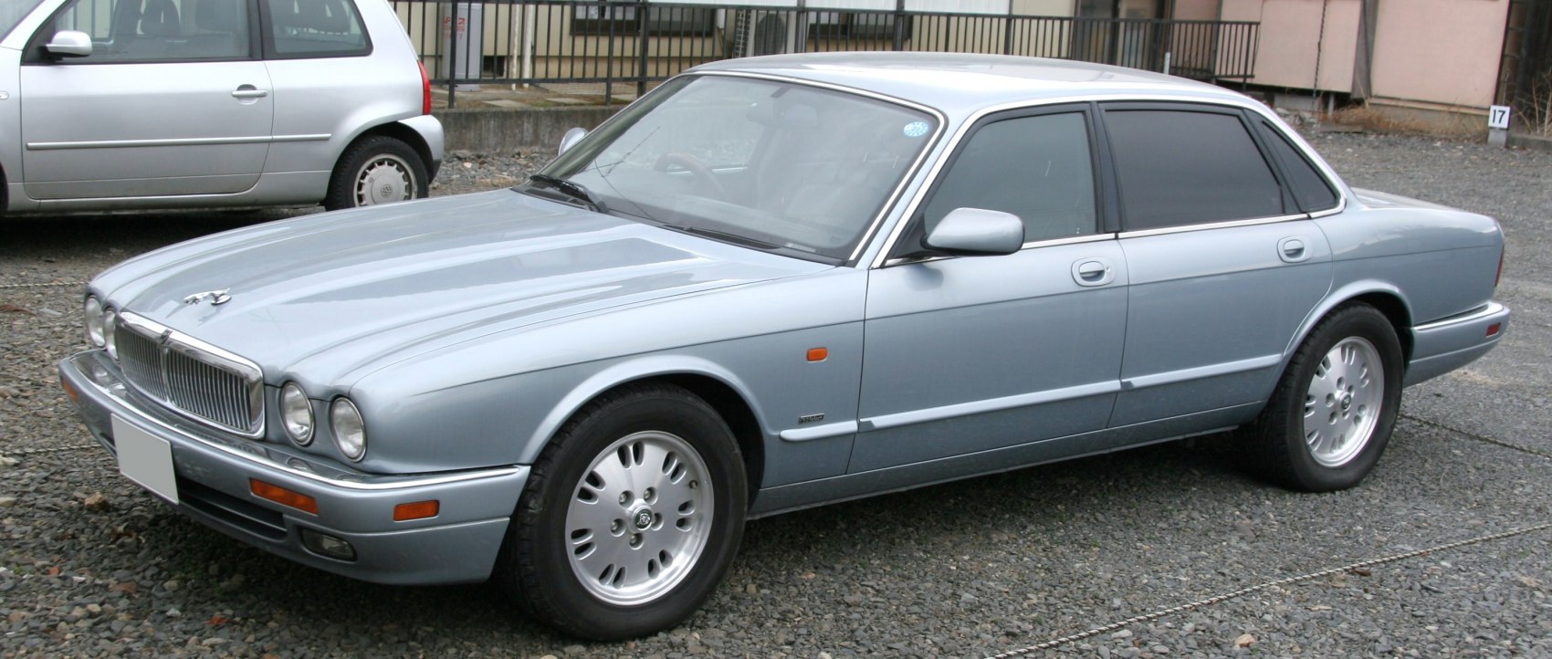 https://totalrenting.es/wp-content/uploads/2022/10/jaguar-xj-x300-1994-3-2-24v-classic-211-cv-berlina.png