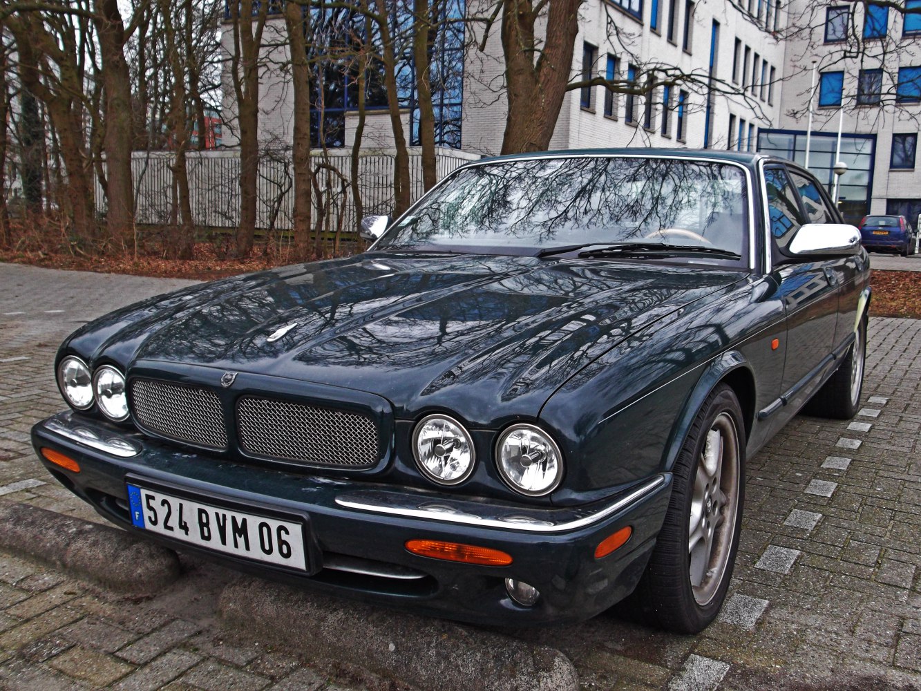 https://totalrenting.es/wp-content/uploads/2022/10/jaguar-xj-x308-1997-3-2-v8-32v-237-cv-automatic-berlina.png