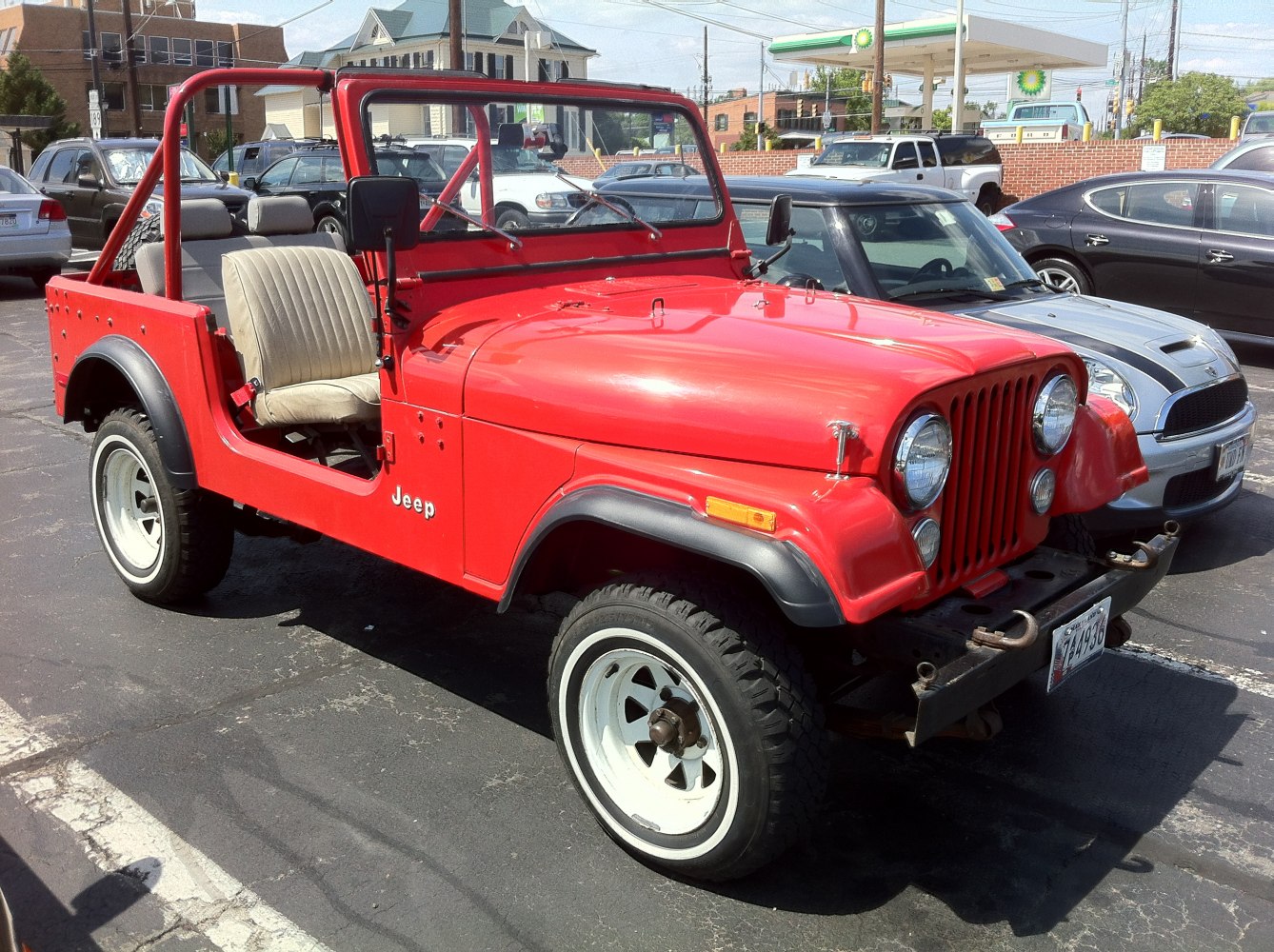 https://totalrenting.es/wp-content/uploads/2022/10/jeep-cj-7-1976-3-8-100-cv-todoterreno.png