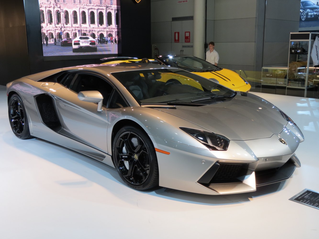 https://totalrenting.es/wp-content/uploads/2022/10/lamborghini-aventador-lp-700-4-coupe-2011-6-5-v12-700-cv-4wd-coupe-5.png