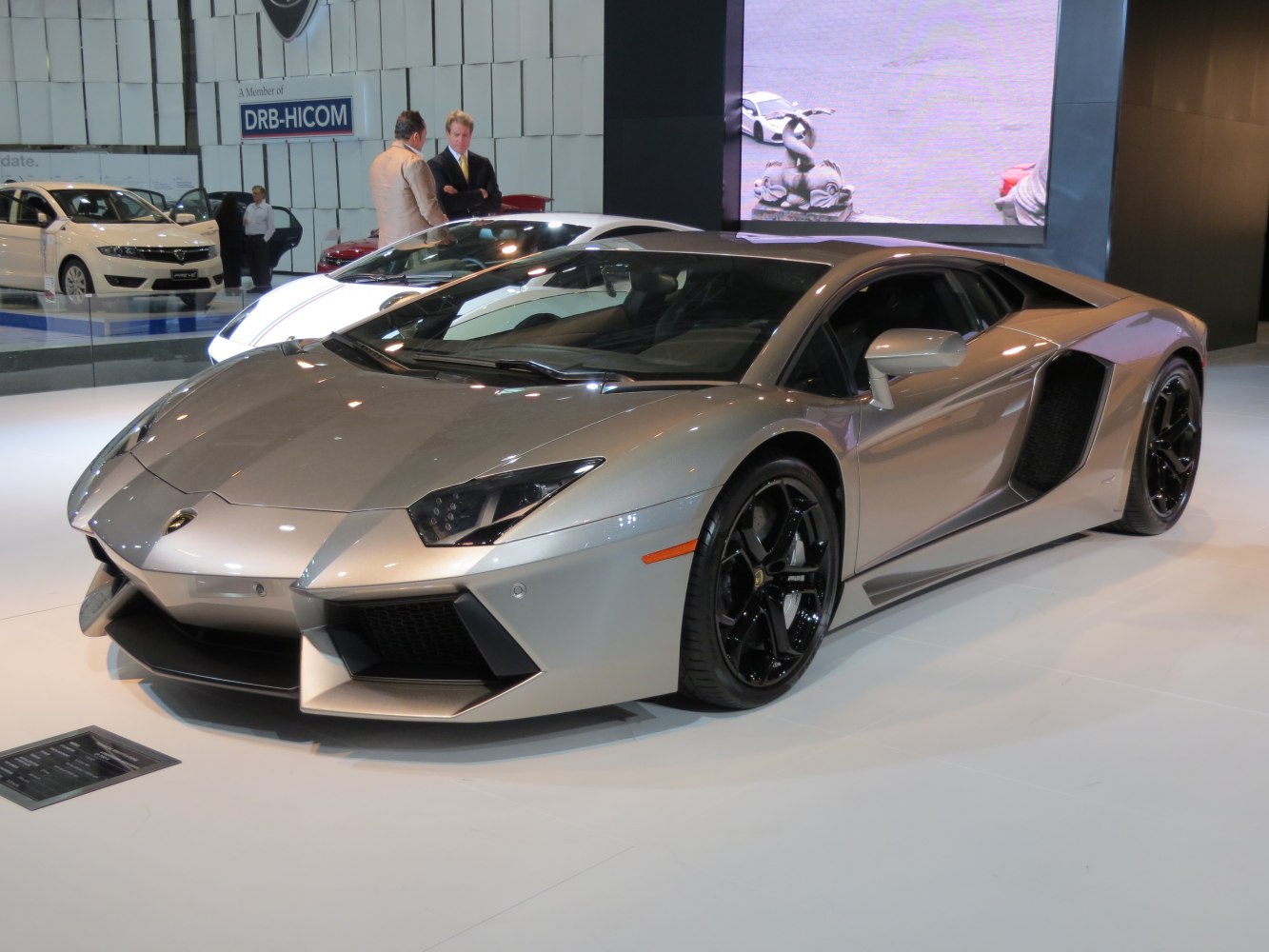 https://totalrenting.es/wp-content/uploads/2022/10/lamborghini-aventador-lp-700-4-coupe-2011-6-5-v12-700-cv-4wd-coupe-6.png