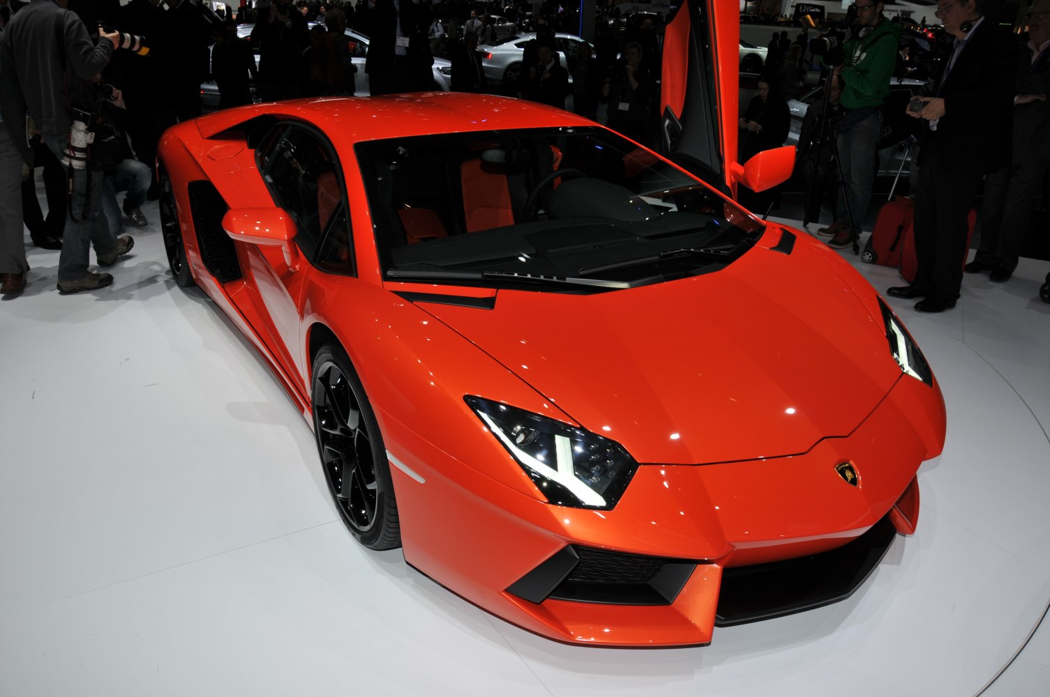 https://totalrenting.es/wp-content/uploads/2022/10/lamborghini-aventador-lp-700-4-coupe-2011-6-5-v12-700-cv-4wd-coupe-7.png