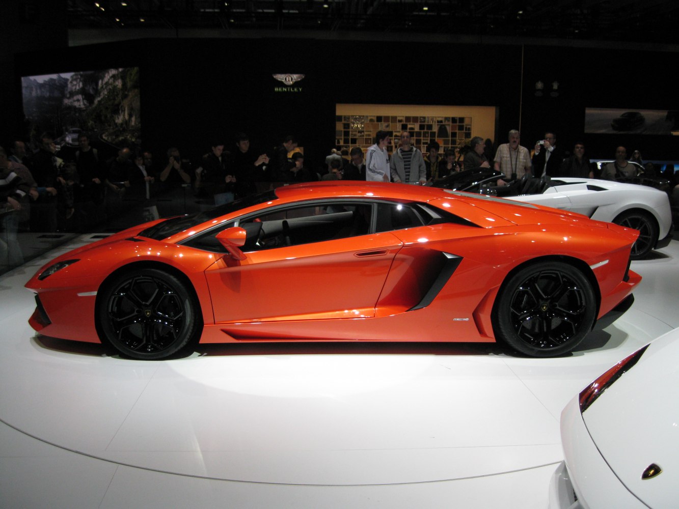 https://totalrenting.es/wp-content/uploads/2022/10/lamborghini-aventador-lp-700-4-coupe-2011-6-5-v12-700-cv-4wd-coupe-8.png