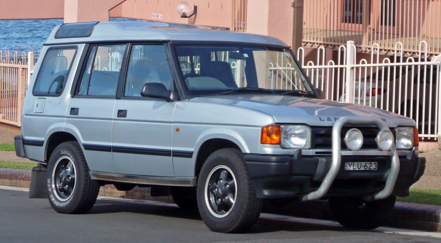 https://totalrenting.es/wp-content/uploads/2022/10/land-rover-discovery-i-1989-2-0i-134-cv-4wd-todoterreno.png