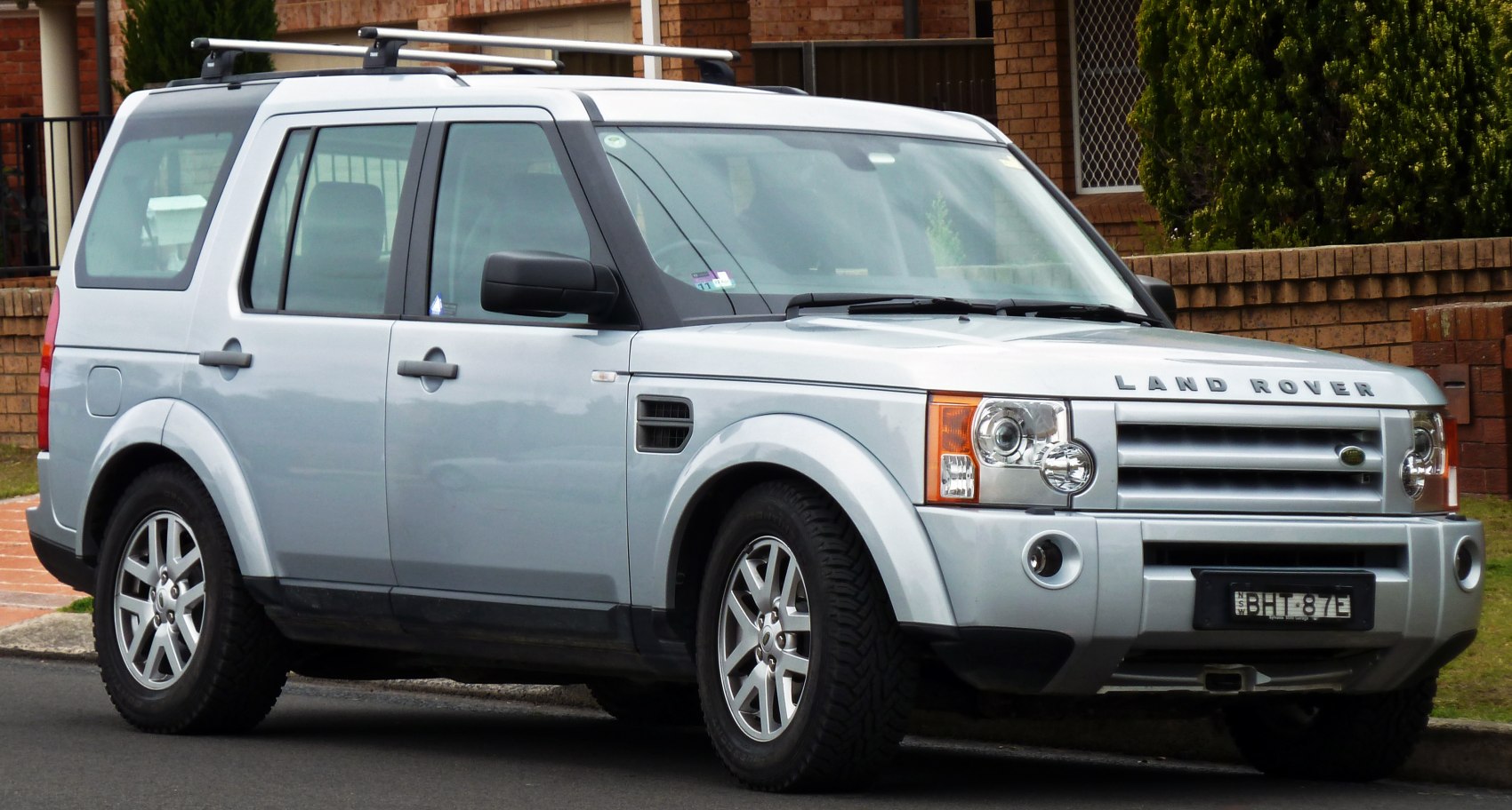 https://totalrenting.es/wp-content/uploads/2022/10/land-rover-discovery-iii-2004-2-7-tdi-190-cv-todoterreno-4.png