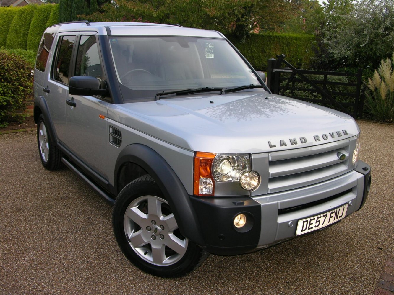 https://totalrenting.es/wp-content/uploads/2022/10/land-rover-discovery-iii-2004-2-7-tdi-190-cv-todoterreno-6.png