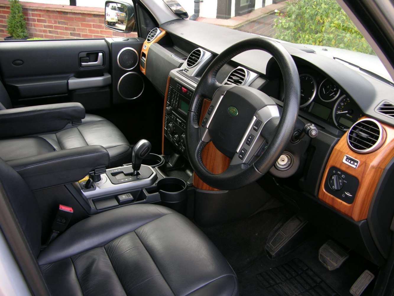 https://totalrenting.es/wp-content/uploads/2022/10/land-rover-discovery-iii-2004-2-7-tdi-190-cv-todoterreno-8.png