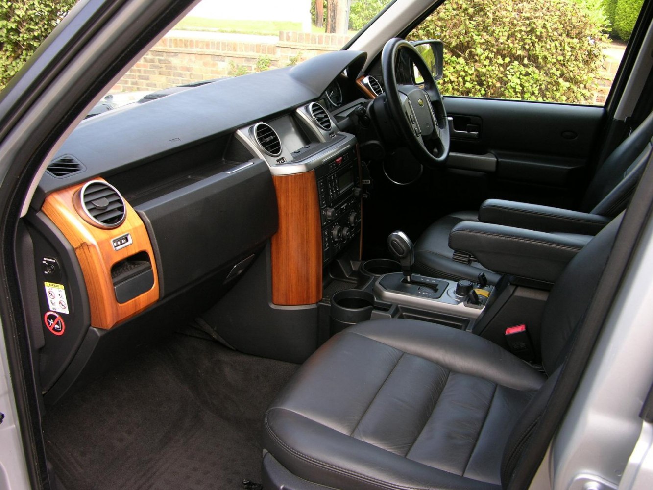 https://totalrenting.es/wp-content/uploads/2022/10/land-rover-discovery-iii-2004-2-7-tdi-190-cv-todoterreno-9.png