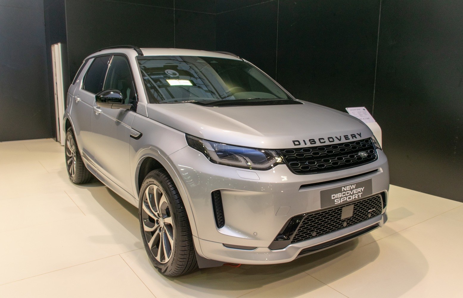 https://totalrenting.es/wp-content/uploads/2022/10/land-rover-discovery-sport-facelift-2019-2019-2-0-d150-150-cv-5+2-seating-suv.png