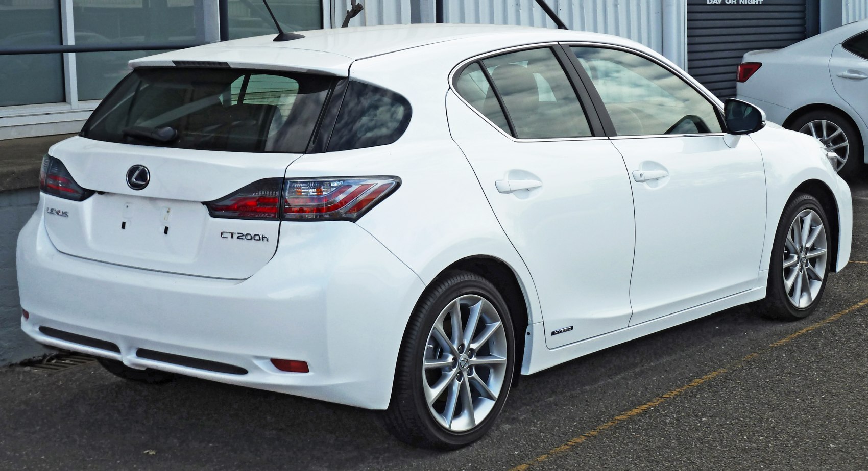 https://totalrenting.es/wp-content/uploads/2022/10/lexus-ct-200h-2011-1-8-16v-136-cv-hybrid-e-cvt-hatchback-1.png