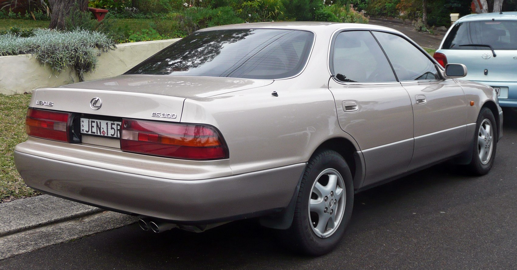 https://totalrenting.es/wp-content/uploads/2022/10/lexus-es-ii-xv10-1992-300-188-cv-berlina-3.png